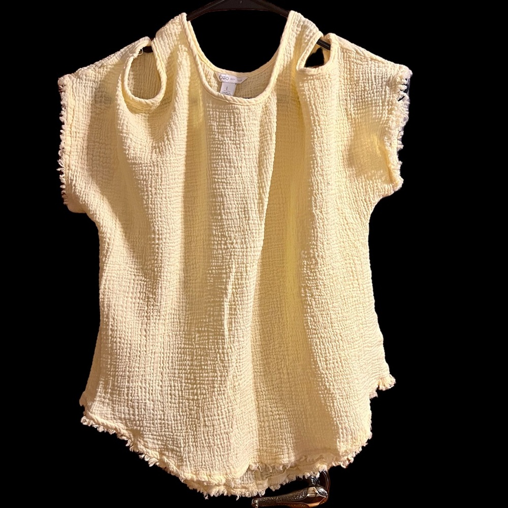 Women’s textured cold shoulder top